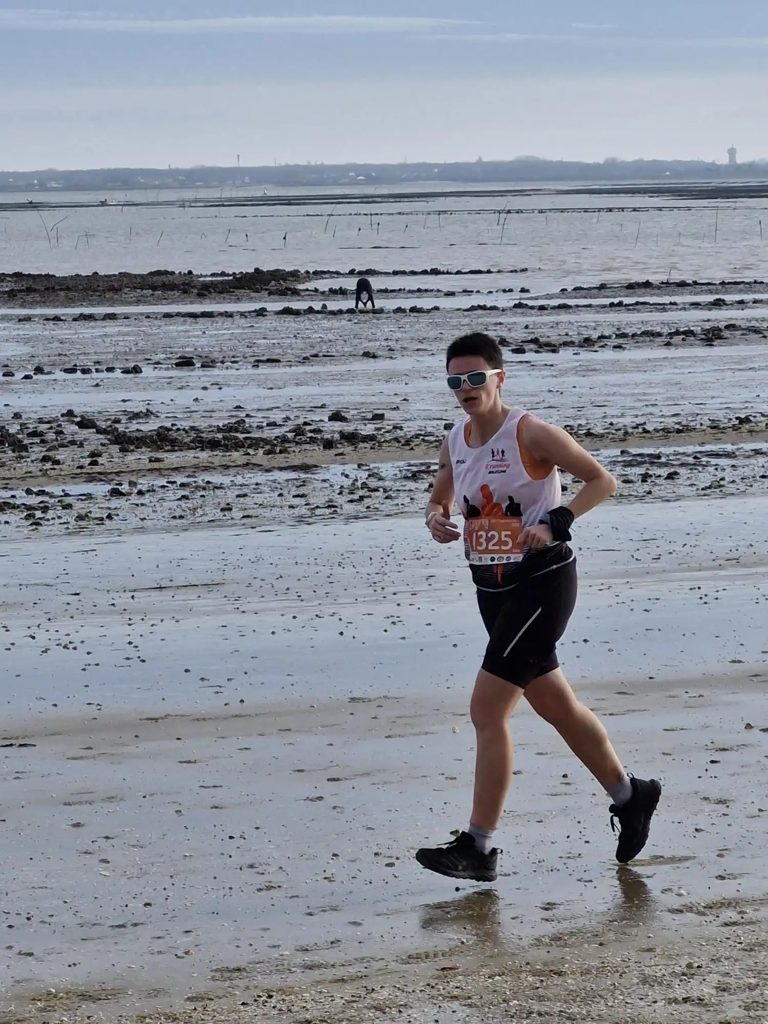 Myrtille en train de courir sur la plage d'Oléron lors d'un trail